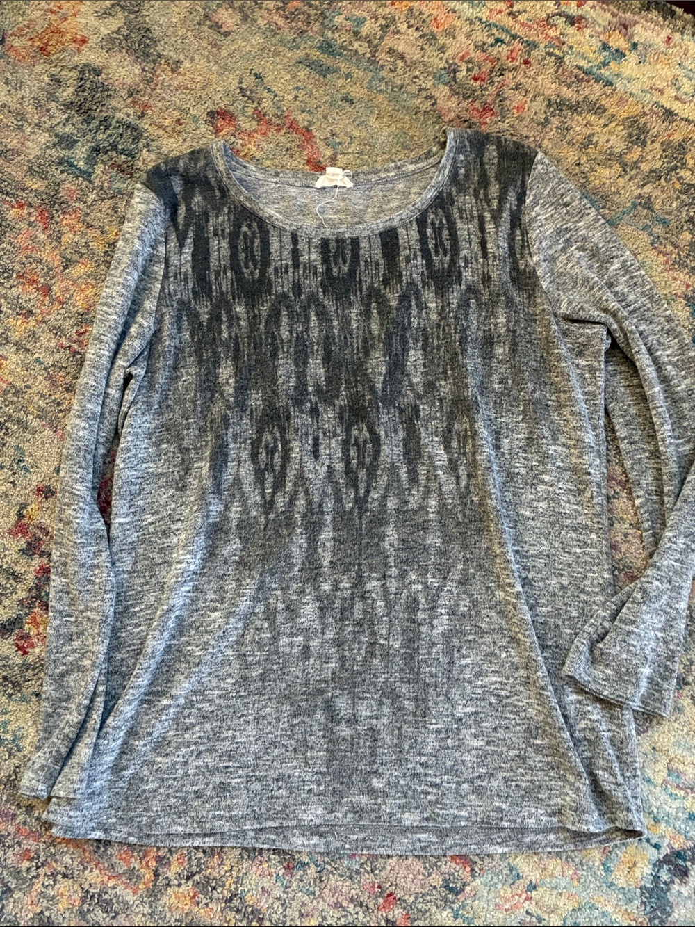 Gray Long Sleeve Scoop Neck Top with Subtle Ikat Print